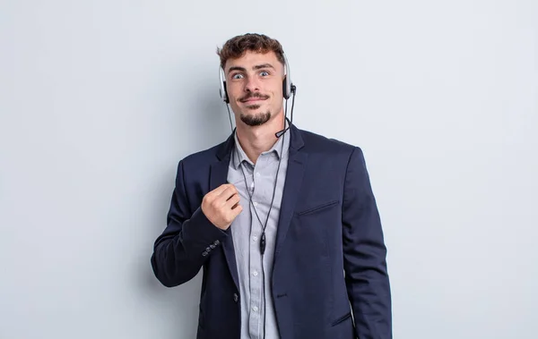 Joven Hombre Guapo Buscando Arrogante Exitoso Positivo Orgulloso Concepto Telemarketer —  Fotos de Stock