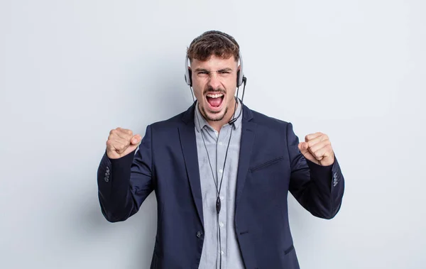 Jovem Bonito Homem Gritando Agressivamente Com Uma Expressão Irritada Conceito — Fotografia de Stock