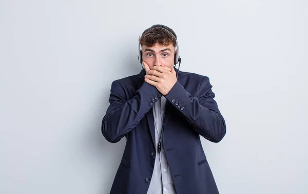 Ung Stilig Man Täcker Munnen Med Händerna Med Chock Telemarknadsföringskoncept — Stockfoto