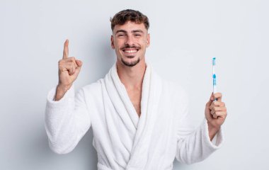 Genç yakışıklı bir adam bir fikri fark ettikten sonra mutlu ve heyecanlı bir dahi gibi hissediyor. diş fırçası kavramı