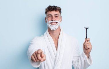 Genç ve yakışıklı bir adam kamerayı işaret ederek seni seçiyor. traş konsepti