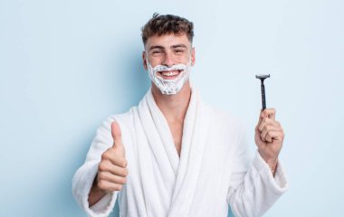 Genç ve yakışıklı bir adam gururlu, olumlu gülümsüyor. traş konsepti