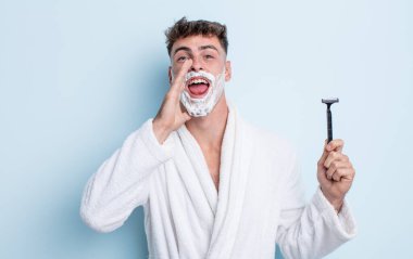 Genç yakışıklı adam mutlu hissediyor, elleri ağzının kenarında bağırıyor. traş konsepti
