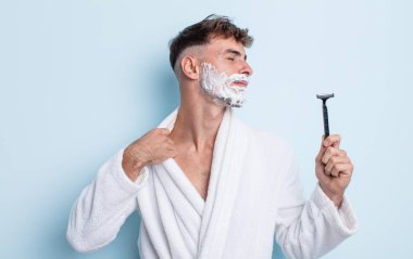 Genç ve yakışıklı adam stresli, endişeli, yorgun ve hayal kırıklığına uğramış hissediyor. traş konsepti