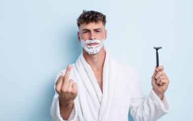 Genç ve yakışıklı bir adam sinirli, sinirli, asi ve agresif hissediyor. traş konsepti