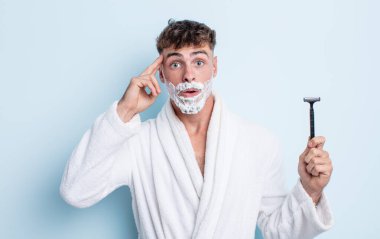 Genç yakışıklı adam şaşırmış görünüyor, yeni bir düşünce, fikir ya da konsept fark ediyor. traş konsepti