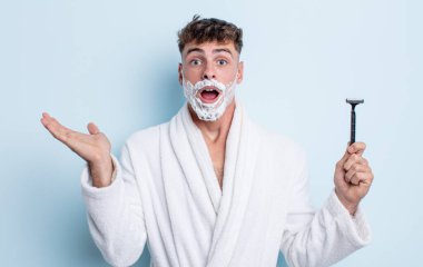 Genç ve yakışıklı bir adam şok olmuş ve korkmuş hissediyor. traş konsepti