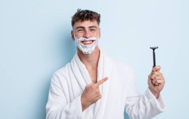 Genç yakışıklı adam heyecanlı ve şaşırmış görünüyor. traş konsepti