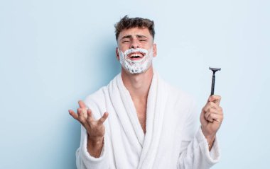 Genç yakışıklı adam umutsuz, sinirli ve stresli görünüyor. traş konsepti