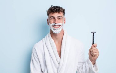 Genç yakışıklı adam mutlu ve hoş bir şekilde şaşırmış görünüyor. traş konsepti