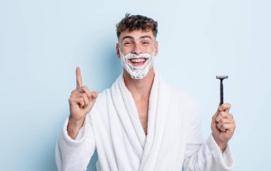 Genç yakışıklı bir adam bir fikri fark ettikten sonra mutlu ve heyecanlı bir dahi gibi hissediyor. traş konsepti