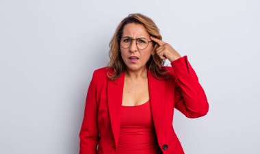 Oldukça orta yaşlı bir kadın kafası karışık ve şaşkın hissediyor, senin deli olduğunu gösteriyor. İş kadını kavramı