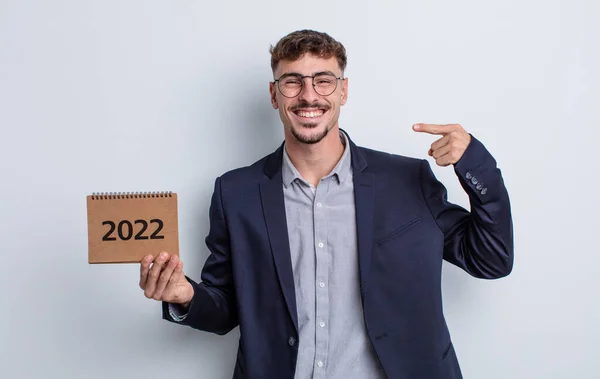 Jovem Bonito Homem Sorrindo Confiantemente Apontando Para Próprio Sorriso Largo — Fotografia de Stock