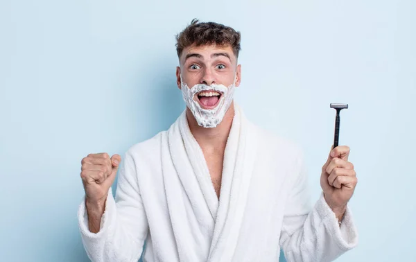 Jovem Homem Bonito Sentindo Chocado Rindo Celebrando Sucesso Conceito Barbear — Fotografia de Stock