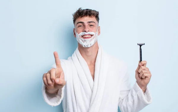 Jovem Bonito Homem Sorrindo Orgulhosamente Confiantemente Fazendo Número Conceito Barbear — Fotografia de Stock