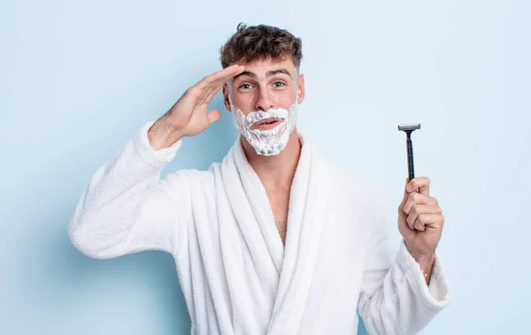 Jovem Homem Bonito Que Parece Feliz Surpreso Surpreso Conceito Barbear — Fotografia de Stock