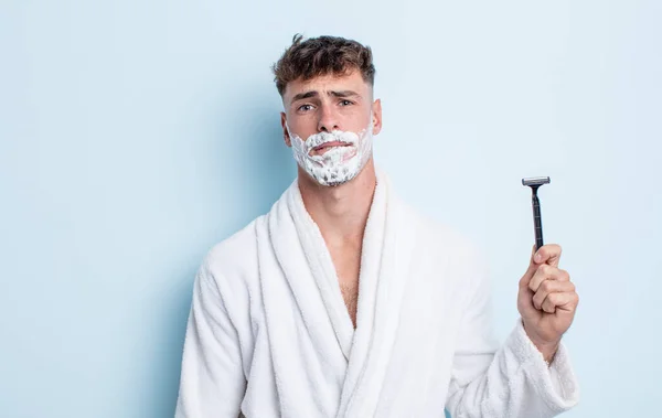Jovem Homem Bonito Olhar Confuso Confuso Conceito Barbear — Fotografia de Stock