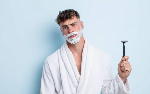 Jovem Homem Bonito Sentindo Perplexo Confuso Conceito Barbear — Fotografia de Stock