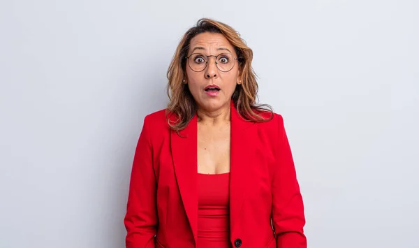 Mujer Bastante Mediana Edad Que Parece Muy Sorprendido Sorprendido Concepto — Foto de Stock