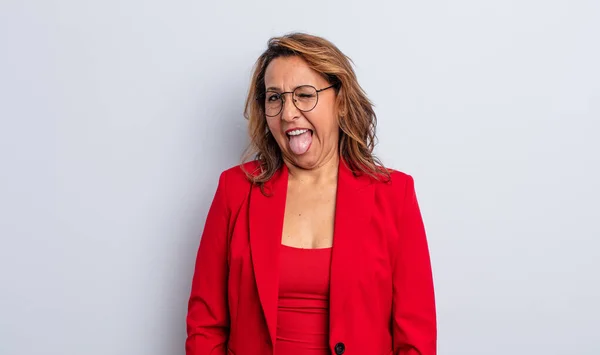 Bonita Mujer Mediana Edad Con Actitud Alegre Rebelde Bromeando Sacando — Foto de Stock