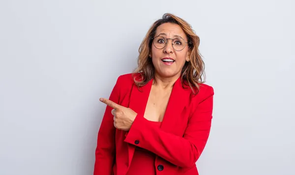 Mujer Bastante Mediana Edad Mirando Emocionado Sorprendido Señalando Lado Concepto — Foto de Stock