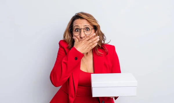 Mooie Vrouw Van Middelbare Leeftijd Die Mond Bedekt Met Handen — Stockfoto