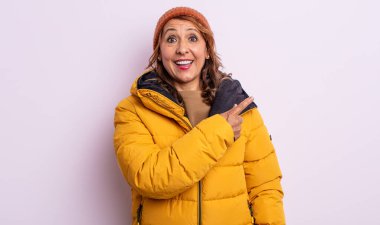 Oldukça orta yaşlı bir kadın heyecanlı ve şaşırmış görünüyor. kış konsepti