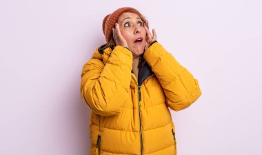 Oldukça orta yaşlı bir kadın mutlu, heyecanlı ve şaşırmış hissediyor. kış konsepti