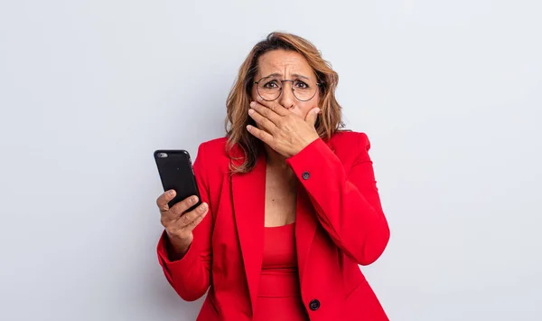 Mooie Vrouw Van Middelbare Leeftijd Die Mond Bedekt Met Handen — Stockfoto