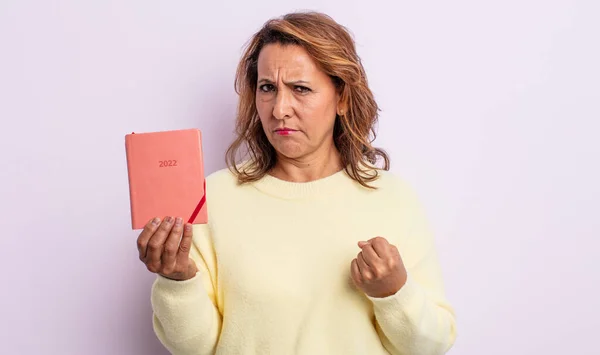 Mulher Meia Idade Bonita Sentindo Irritado Irritado Rebelde Agressivo Conceito — Fotografia de Stock