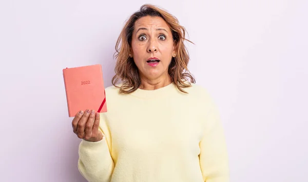 Mooie Vrouw Van Middelbare Leeftijd Die Erg Geschokt Verrast Kijkt — Stockfoto