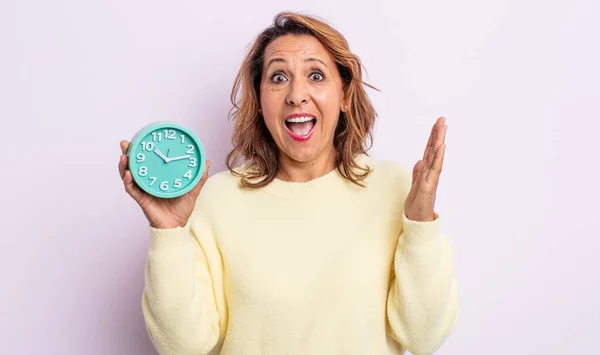 Mujer Bastante Mediana Edad Sintiéndose Feliz Asombrada Por Algo Increíble —  Fotos de Stock