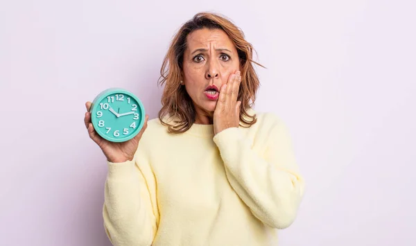 中年の女性はショックを受けて怖がっていました 目覚まし時計のコンセプト — ストック写真