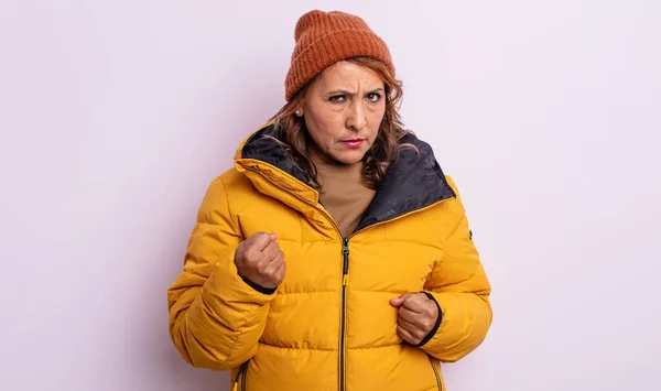 Гарненька Жінка Середнього Віку Відчуває Сердиту Роздратовану Бунтівну Агресивну Зимова — стокове фото