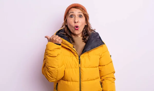 Pretty Middle Age Woman Looking Astonished Disbelief Winter Concept — Stock Photo, Image