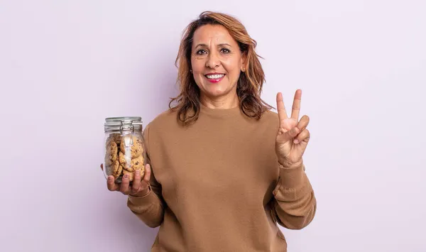 Vacker Medelålders Kvinna Ler Och Ser Glad Gestikulerande Seger Eller — Stockfoto