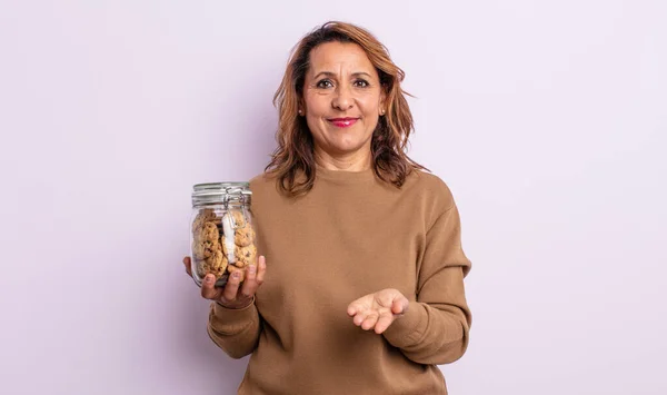 Mooie Middelbare Leeftijd Vrouw Glimlachen Gelukkig Met Vriendelijk Het Aanbieden — Stockfoto