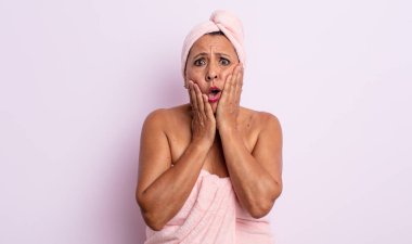 Oldukça orta yaşlı bir kadın şok olmuş ve korkmuş hissediyor. güzellik ve duş konsepti