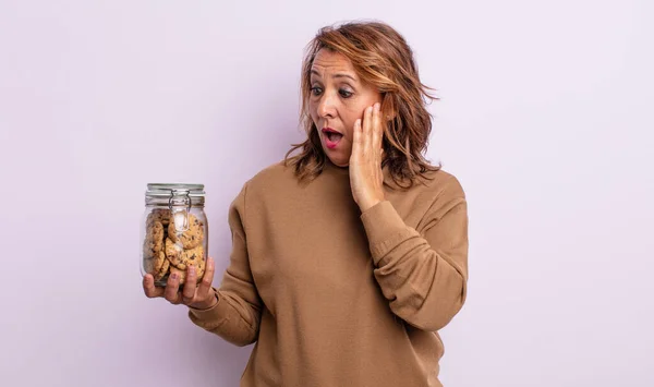 Vacker Medelålders Kvinna Känner Sig Glad Upphetsad Och Överraskad Hemmagjorda — Stockfoto