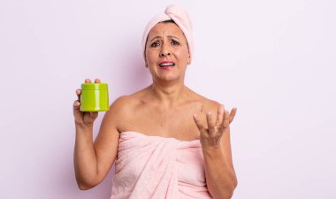 Oldukça orta yaşlı bir kadın umutsuz, sinirli ve stresli görünüyor. duş ve saç ürünü konsepti