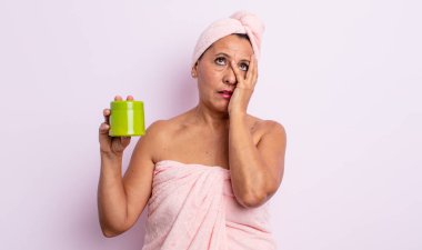 Oldukça orta yaşlı bir kadın bıkkın, yorgun ve uykulu hissediyor. duş ve saç ürünü konsepti