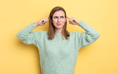 Genç, güzel bir kız, kafası karışmış ya da şüpheye düşmüş, bir fikre odaklanmış, çok düşünüyor, kenarda boşluğu kopyalamak istiyor.