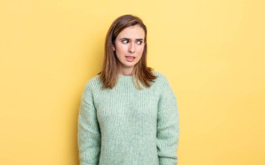 Genç ve güzel kız endişeli, stresli, endişeli ve korkmuş, panikleyen ve dişlerini sıkan.