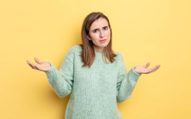 Şaşkın, kafası karışmış ve stresli görünen genç bir kız. Farklı seçenekler arasında merak ediyor. Belirsiz hissediyor.