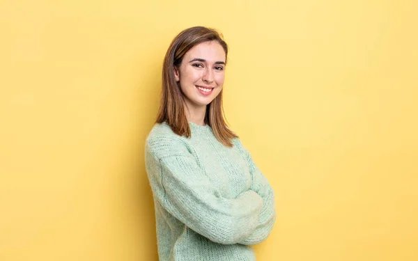 Jong Mooi Meisje Glimlachen Naar Camera Met Gekruiste Armen Een — Stockfoto