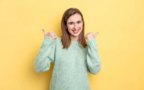 Ung Söt Flicka Ler Glatt Och Ser Glad Känner Sig — Stockfoto