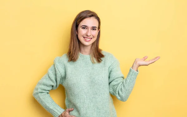 Jovem Menina Bonita Sorrindo Sentindo Confiante Bem Sucedido Feliz Mostrando — Fotografia de Stock