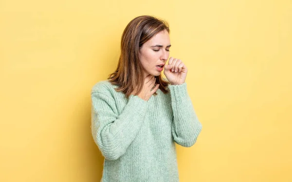 Fiatal Csinos Lány Rosszul Érzi Magát Torokfájás Influenza Tünetei Köhögés — Stock Fotó