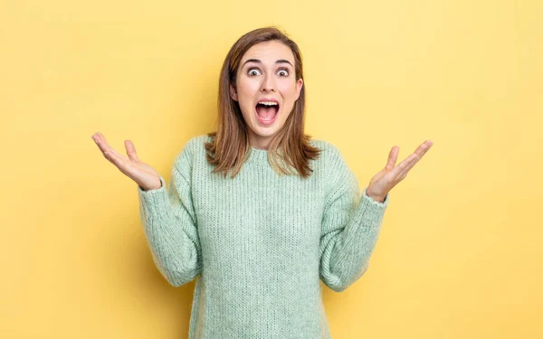 Jovem Menina Bonita Sentindo Feliz Animado Surpreso Chocado Sorrindo Surpreso — Fotografia de Stock