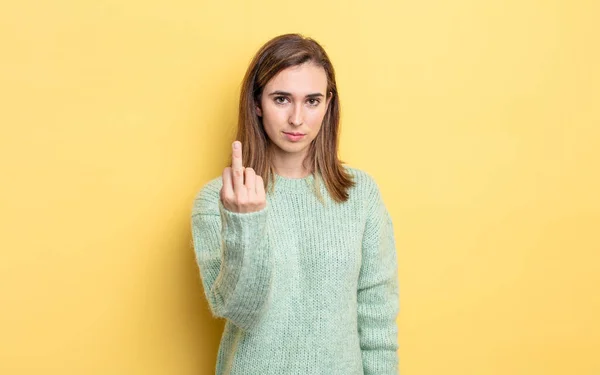 Genç Güzel Bir Kız Kızgın Sinirli Isyankar Agresif Orta Parmağını — Stok fotoğraf